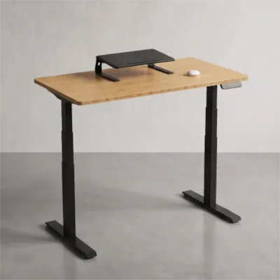 Bureau assis-debout motorisé réglable en hauteur avec plateau en bois et pieds noirs.