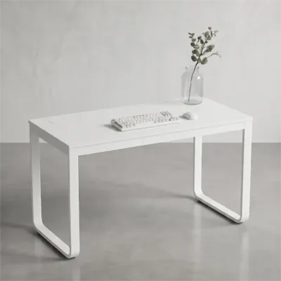 Bureau blanc moderne au design épuré avec piètement en U et plateau épuré.