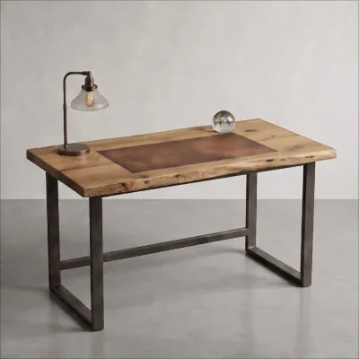 Bureau en bois massif avec plateau aspect brut et cadre en métal style industriel.