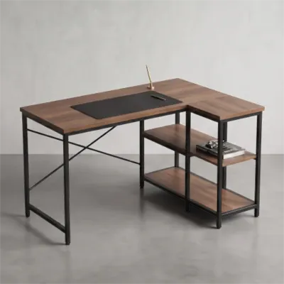 Bureau d'angle en bois et métal noir avec étagères de rangement intégrées.