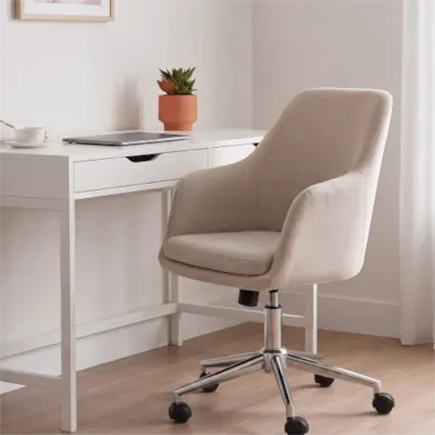 Chaise de bureau scandinave en tissu beige avec accoudoirs intégrés et piètement chromé à roulettes.
