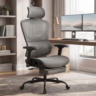 Chaise de bureau ergonomique en maille respirante grise avec têtière et repose-pieds rétractable.