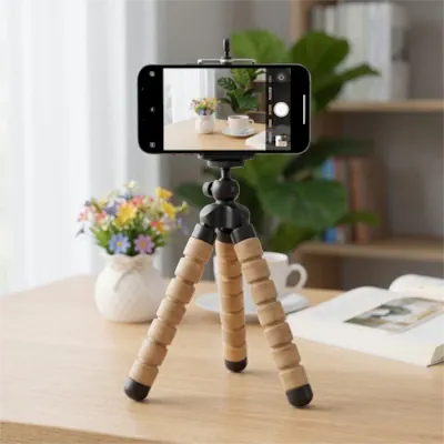 Mini trépied souple pour téléphone posé sur une table.