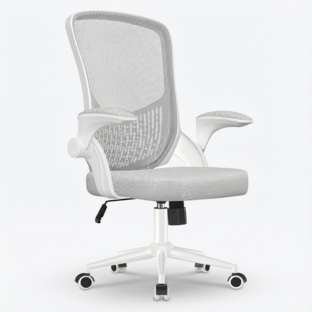 Chaise de bureau ergonomique de couleur gris clair avec dossier et assise en maille. Elle présente une structure blanche, des accoudoirs relevables et une base pivotante à roulettes.