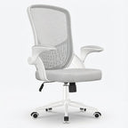Chaise de bureau ergonomique de couleur gris clair avec dossier et assise en maille. Elle présente une structure blanche, des accoudoirs relevables et une base pivotante à roulettes.