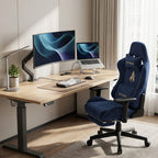 Vue d'ensemble trois-quarts de la chaise gaming respirante bleue SYMINO, mettant en avant son design baquet, ses accoudoirs et le repose-pieds rétracté.