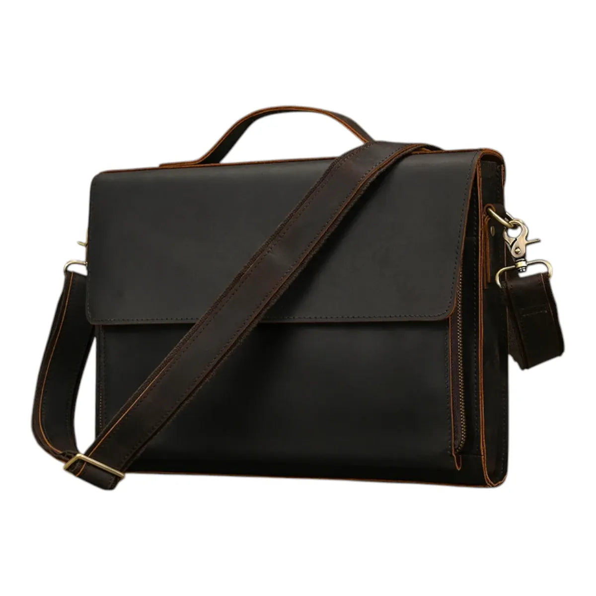 Serviette en cuir noir avec bordures marron L'Ambassadeur, vue d'angle en studio sur fond blanc