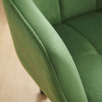 Détail de la finition couture et du revêtement doux de l'accoudoir en velours vert.