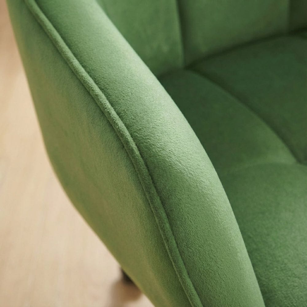 Détail de la finition couture et du revêtement doux de l'accoudoir en velours vert.