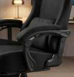 Zoom sur l'accoudoir articulé et rembourré en tissu noir de la chaise ergonomique GTPLAYER.