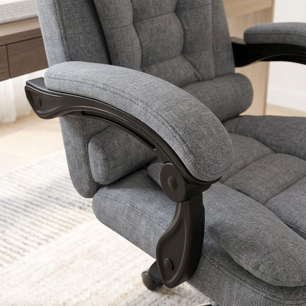 Gros plan sur l'accoudoir ergonomique rembourré en tissu maillé gris du fauteuil de bureau, montrant le mécanisme de fixation en plastique noir.