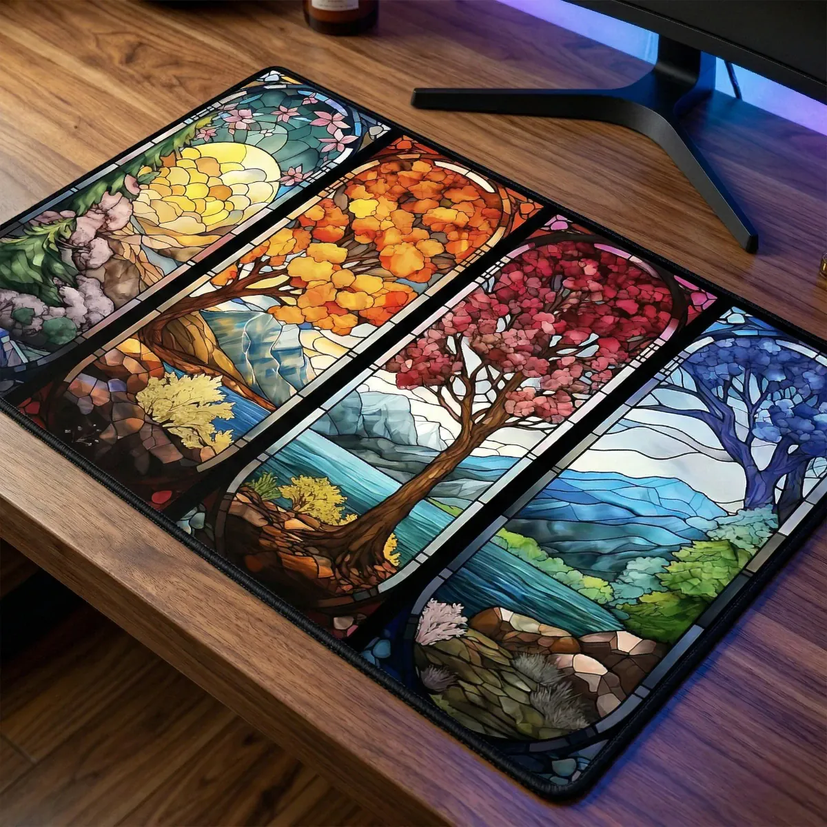 Gros plan en situation du Tapis de souris Aethelgard Mosaic XXL en vitrail posé sur un bureau en bois, montrant la texture de surface micro-textile HD de précision.
