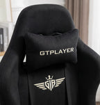 Détail de l'appui-tête amovible avec logo GTPLAYER brodé en fil doré sur tissu respirant.