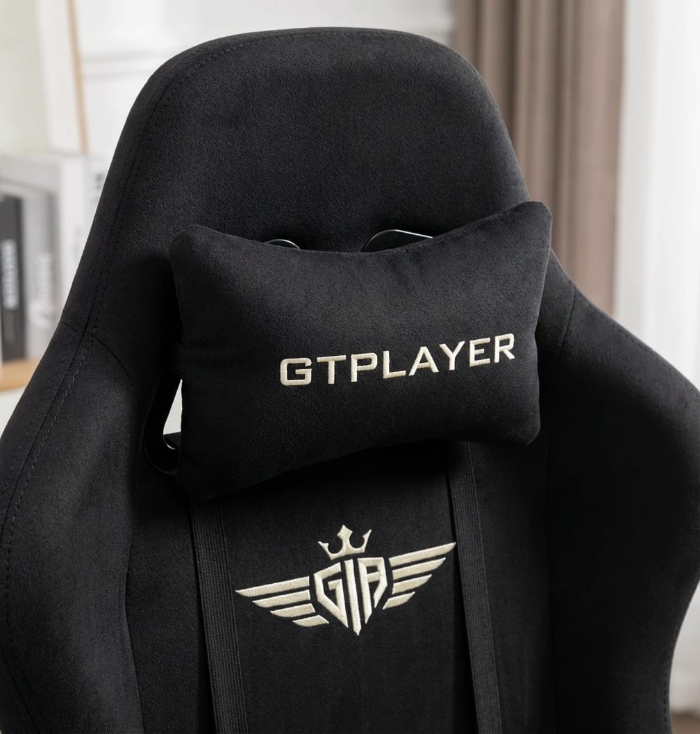 Détail de l'appui-tête amovible avec logo GTPLAYER brodé en fil doré sur tissu respirant.