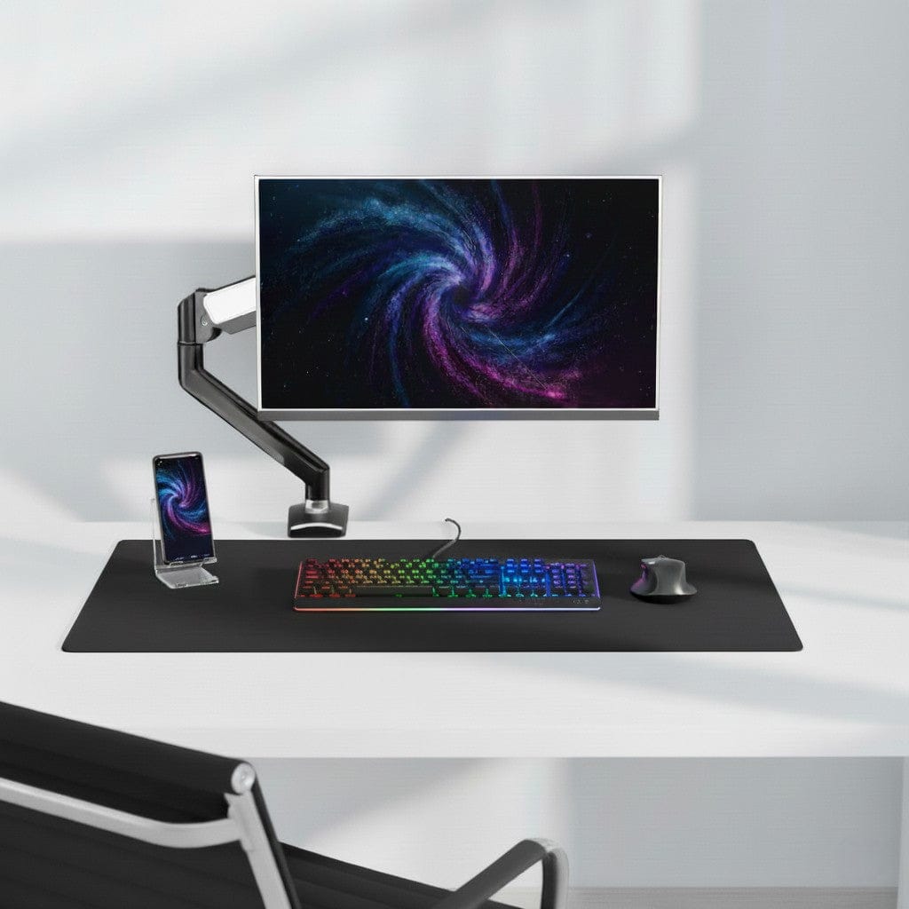 Setup gaming avec bras articulé pour écran ultra-wide, clavier RGB rétroéclairé, support smartphone et grand tapis de souris sur bureau blanc minimaliste