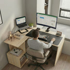 Vue de dessus d'un utilisateur travaillant sur le bureau d'angle en L, illustrant l'espace généreux pour le clavier, la souris et les deux zones de travail.