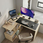 Bureau d'angle en chêne clair avec configuration double écran, lampe design et compartiments de rangement optimisés.