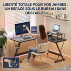 Photo lifestyle d'une femme utilisant le bureau Apex-X, mettant en avant la liberté des jambes