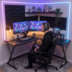 Photo lifestyle d'un homme utilisant le bureau Apex-X pour un setup gaming immersif