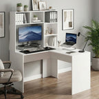 Mise en situation réelle du bureau d'angle blanc NARVIK avec écran d'ordinateur, ordinateur portable et décoration moderne dans un salon.