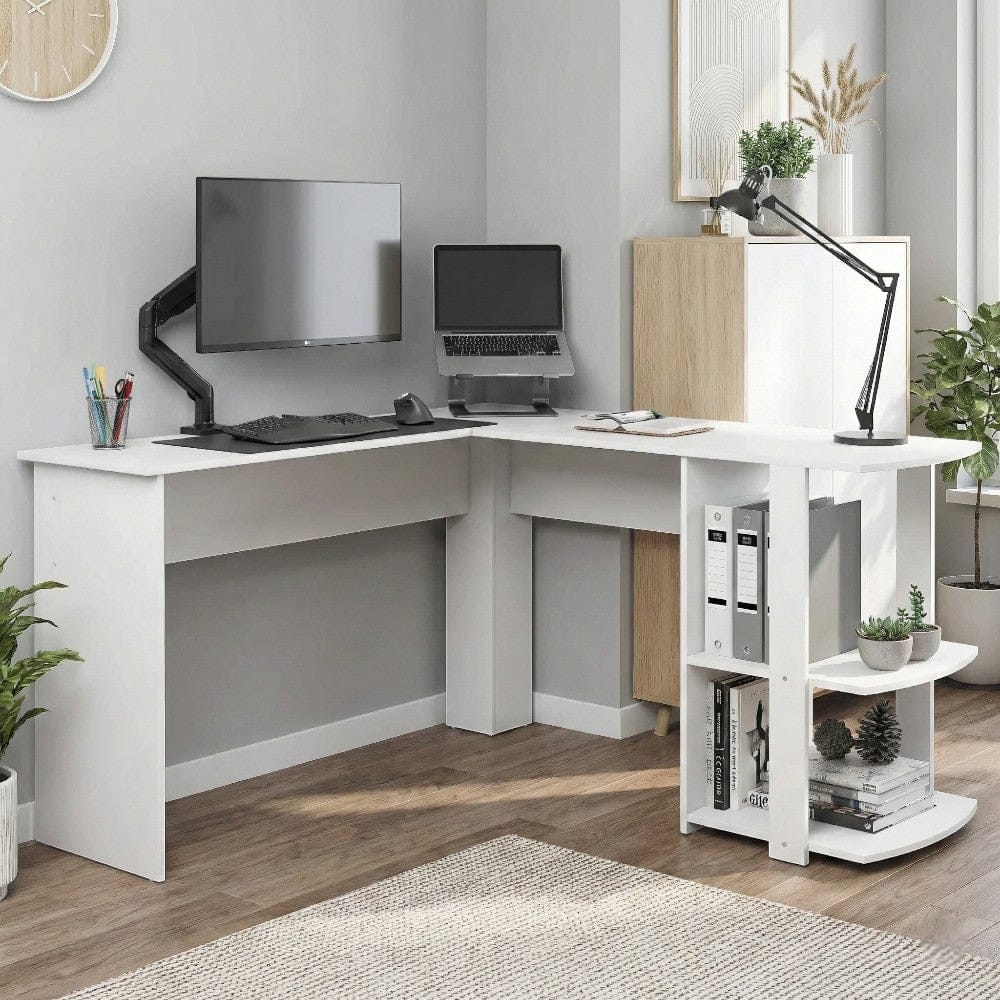 Bureau d'angle Blanc ORIZON 140x140 installé dans un salon moderne avec étagère intégrée.
