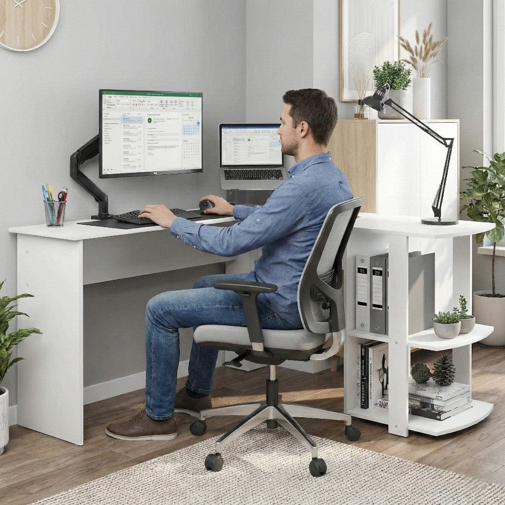 Homme travaillant sur un Bureau d'angle Blanc ORIZON avec double écran et chaise ergonomique.