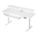 Une vue en perspective d'un bureau assis-debout électrique blanc et moderne, montrant son grand plateau principal, un support de moniteur surélevé pour l'ergonomie, un petit support de tablette/livre, un tiroir de rangement coulissant ouvert, un panneau de contrôle numérique et des casques audio accrochés sur le côté gauche, sur un fond blanc isolé.