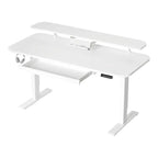 Une vue en perspective d'un bureau assis-debout électrique blanc et moderne, montrant son grand plateau principal, un support de moniteur surélevé pour l'ergonomie, un petit support de tablette/livre, un tiroir de rangement coulissant ouvert, un panneau de contrôle numérique et des casques audio accrochés sur le côté gauche, sur un fond blanc isolé.