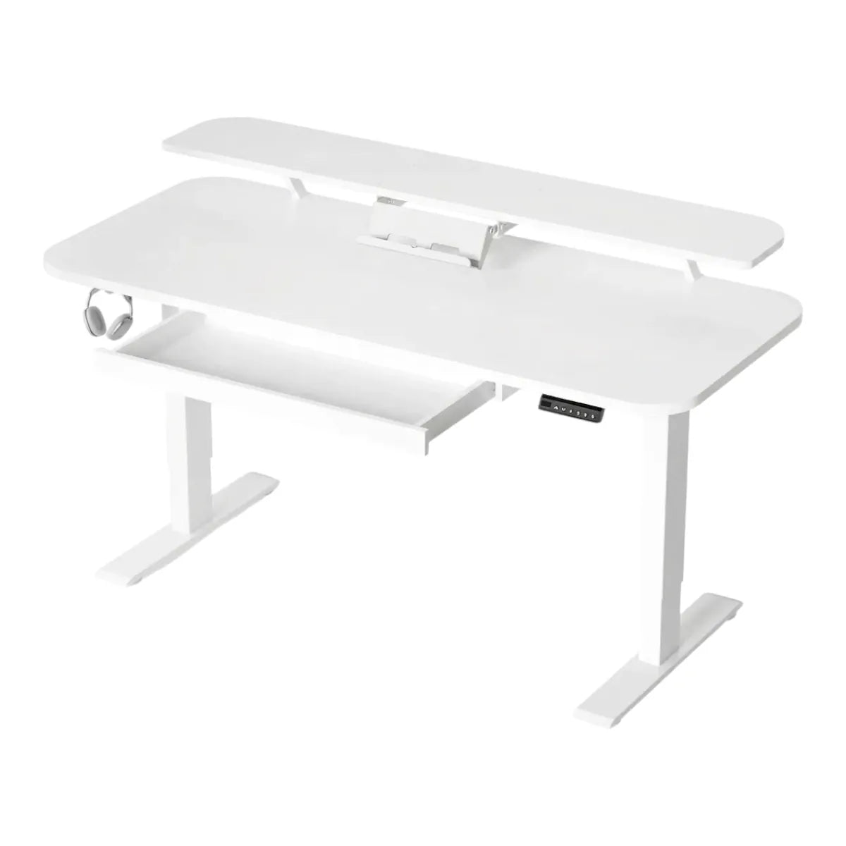 Une vue en perspective d'un bureau assis-debout électrique blanc et moderne, montrant son grand plateau principal, un support de moniteur surélevé pour l'ergonomie, un petit support de tablette/livre, un tiroir de rangement coulissant ouvert, un panneau de contrôle numérique et des casques audio accrochés sur le côté gauche, sur un fond blanc isolé.