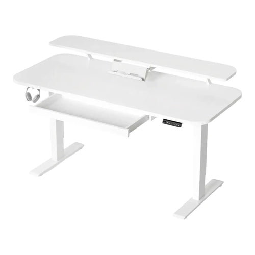 Une vue en perspective d'un bureau assis-debout électrique blanc et moderne, montrant son grand plateau principal, un support de moniteur surélevé pour l'ergonomie, un petit support de tablette/livre, un tiroir de rangement coulissant ouvert, un panneau de contrôle numérique et des casques audio accrochés sur le côté gauche, sur un fond blanc isolé.