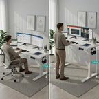 Comparaison d'un bureau assis-debout électrique blanc en position basse (72 cm) avec chaise ergonomique et en position haute (114 cm) pour le télétravail, équipé d'un double écran et d'un ordinateur portable.