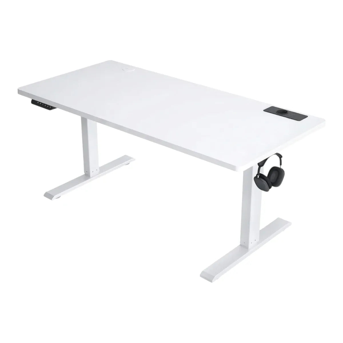 Un rendu de studio moderne et propre d'un bureau assis-debout électrique réglable en hauteur (140-160 cm de largeur), montrant un cadre en acier blanc et un plateau en chêne clair, positionné à mi-hauteur. Panneau de commande numérique à bouton-poussoir sur le bord avant. Ordinateur portable et tasse sur le plateau pour l'échelle. Fond blanc isolé.