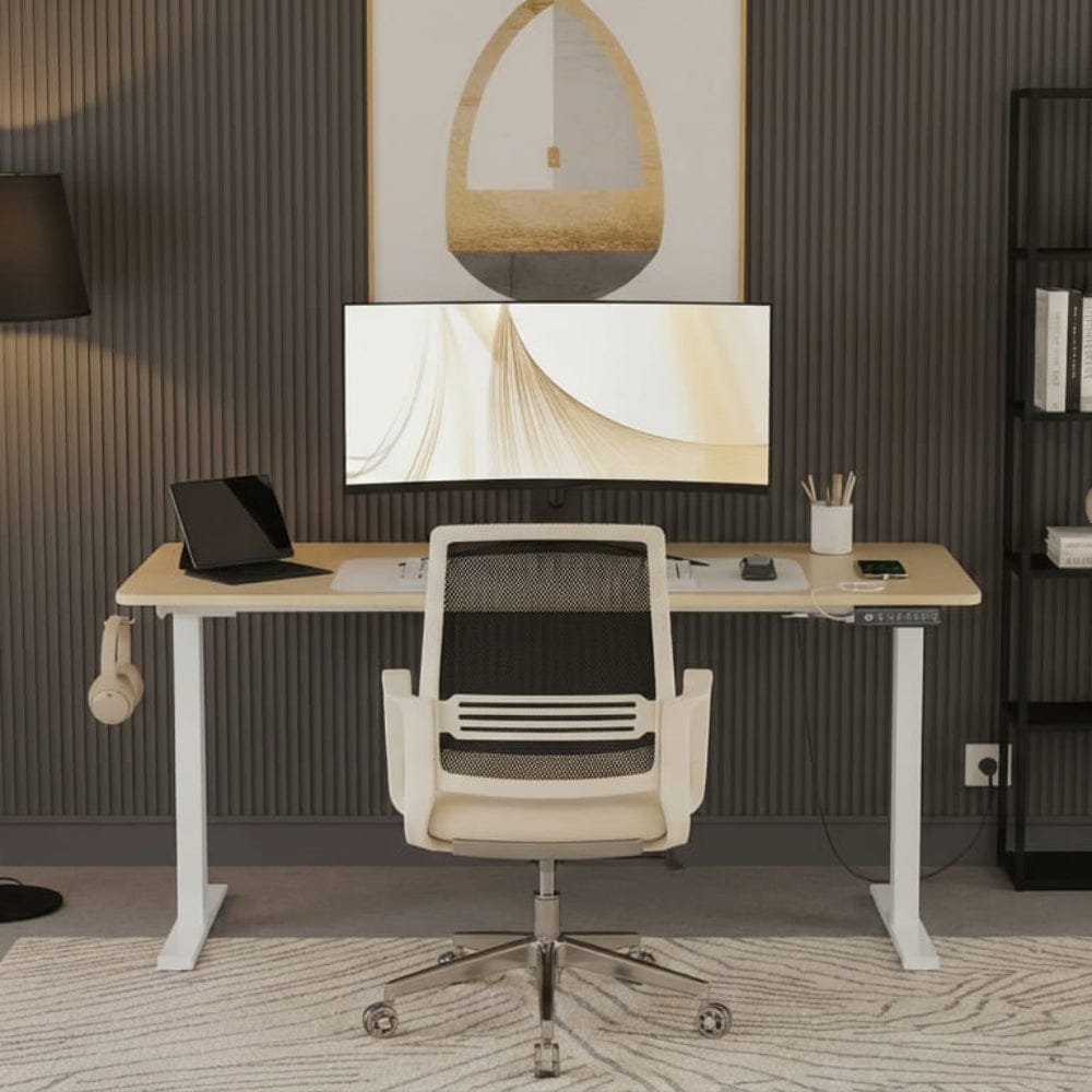 Vue de face d'un bureau assis-debout électrique avec port USB, porte-casque latéral et tablette sur plateau en bois clair.