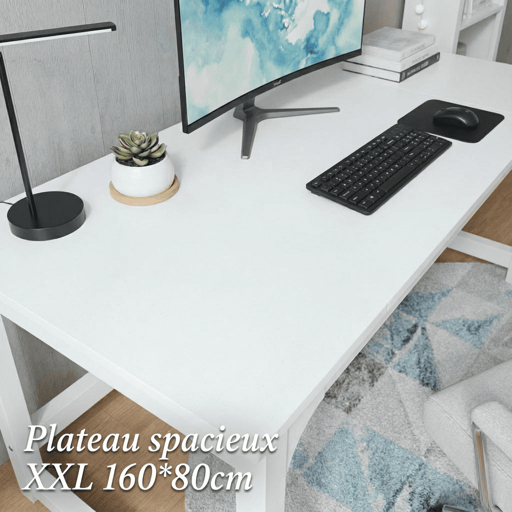 Vue rapprochée d'un bureau blanc spacieux avec un grand plateau XXL de 160x80 cm, parfait pour accueillir un écran d'ordinateur, un clavier et des accessoires de travail.