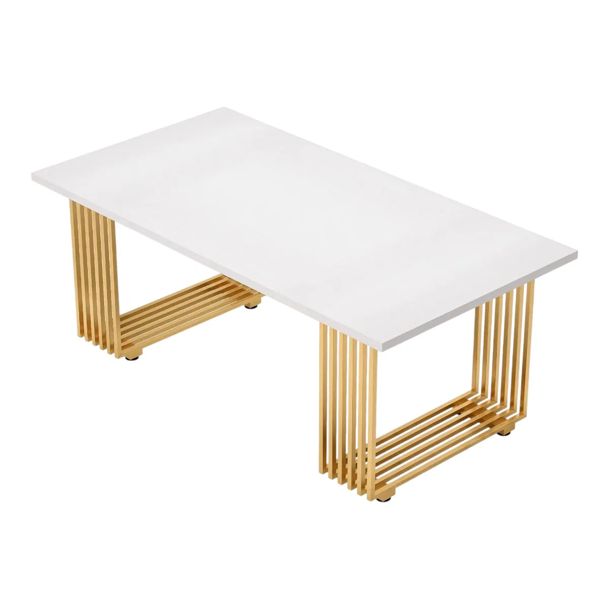 Bureau moderne en bois blanc avec des pieds géométriques dorés complexes, sur un fond blanc isolé.