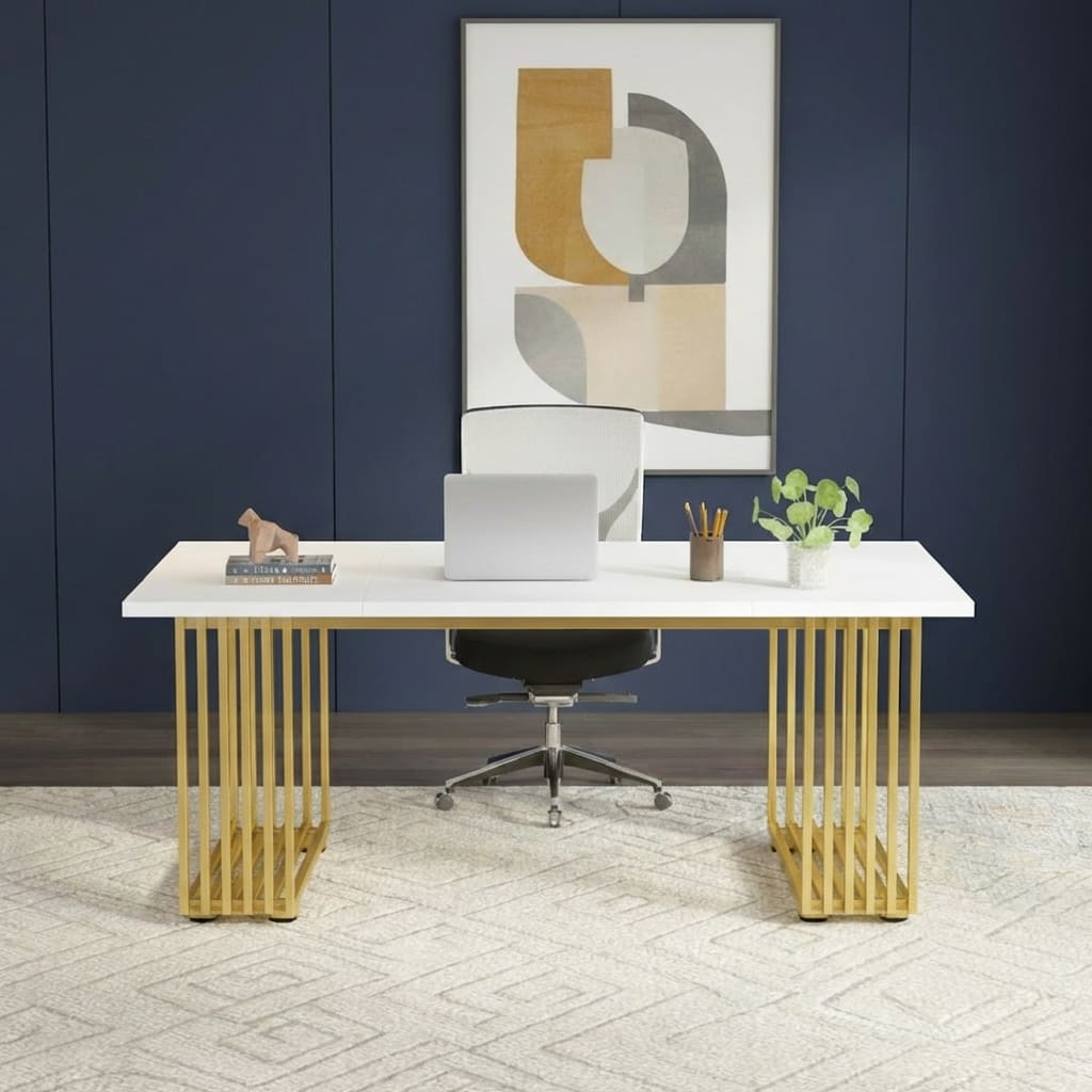 Bureau bois moderne de 180cm avec plateau blanc et piètement doré artistique, installé dans un bureau élégant.