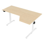 Bureau d'angle assis-debout électrique Kinetik-L avec plateau effet chêne clair et piètement blanc vide sur fond blanc.