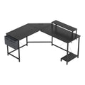 Bureau d'angle Centrix en forme de L noir mat avec son rehausseur d'écran et son support d'unité centrale sur fond blanc épuré.