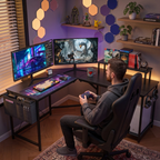 Setup gaming immersif chaleureux avec le bureau d'angle Centrix au cœur d'une pièce cosy éclairée par des panneaux LED hexagonaux.