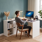 Homme assis confortablement et travaillant sur ordinateur devant le bureau d'angle Optima blanc.