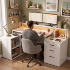 Homme installé confortablement devant son bureau d'angle Sector dans un intérieur chaleureux et cosy.