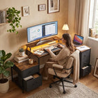 Femme installée confortablement devant son bureau d'angle Volta dans un décor cosy