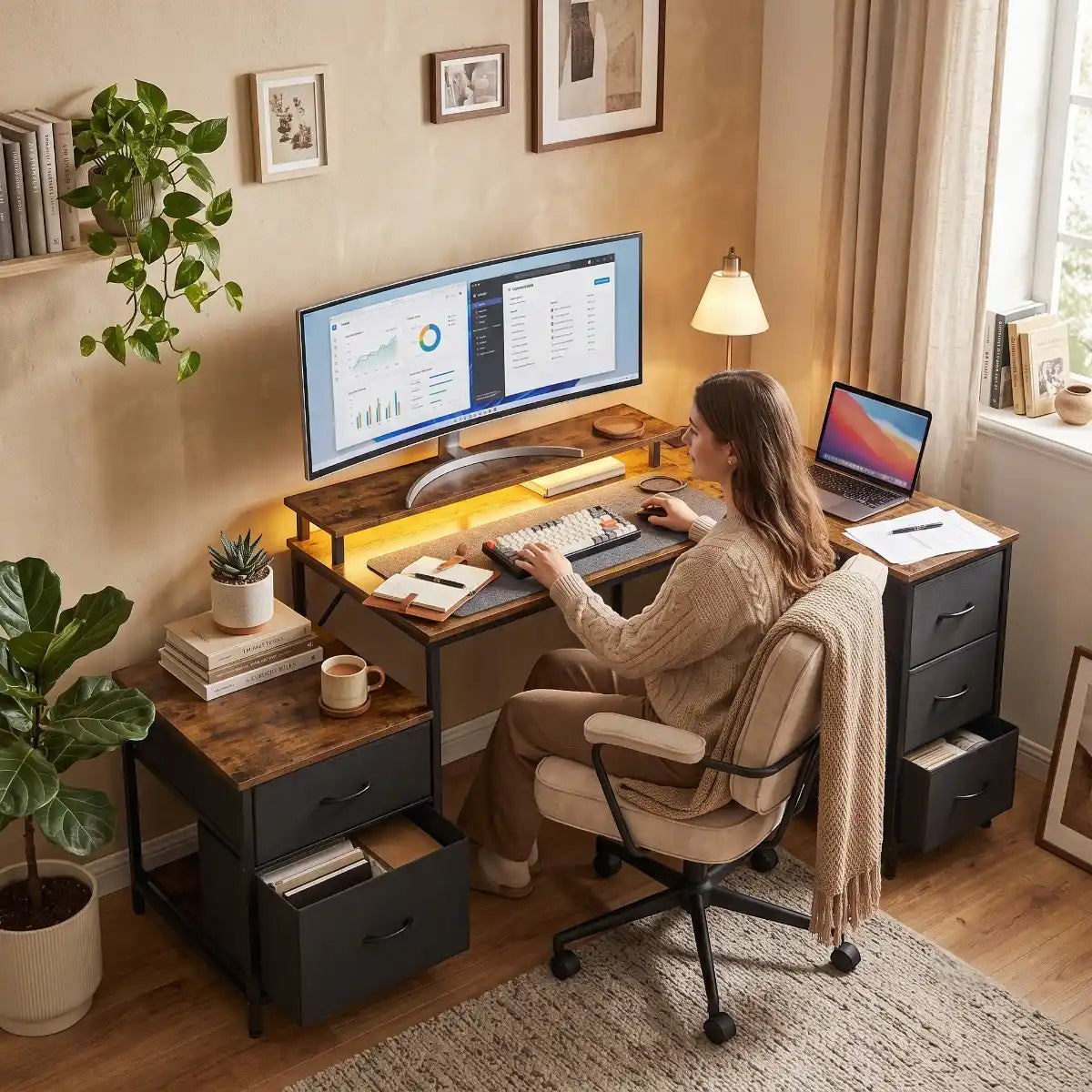 Femme installée confortablement devant son bureau d'angle Volta dans un décor cosy