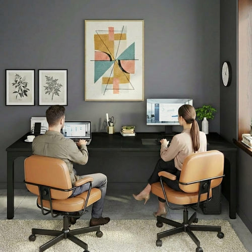 Duo de professionnels en télétravail sur un grand bureau double noir de style industriel dans un loft moderne.