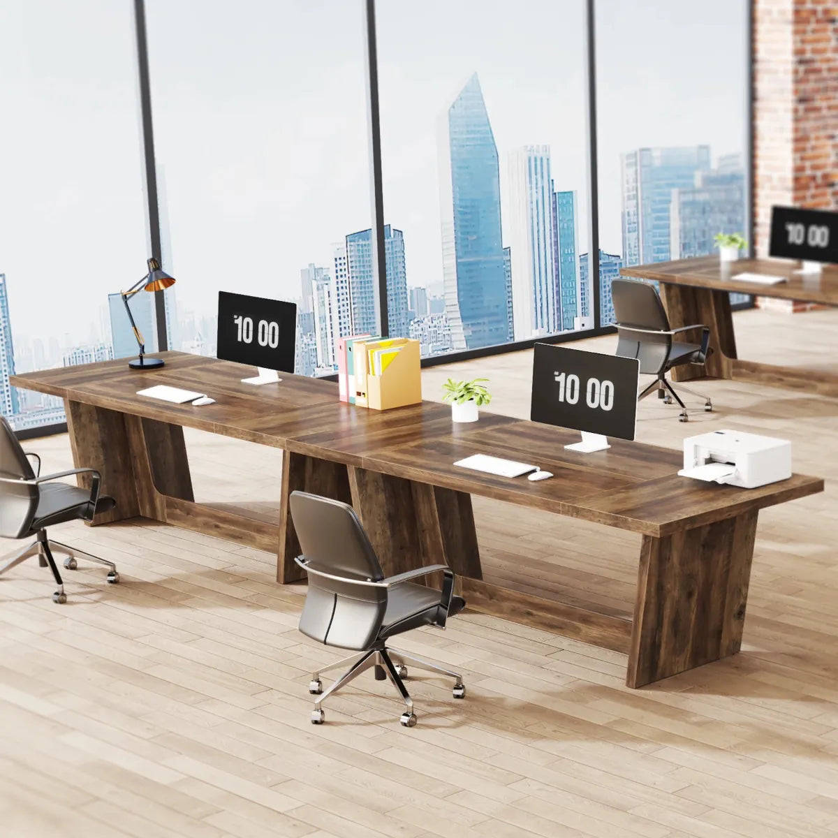 Deux bureaux en bois Le Colosse aménagés dans un grand open space moderne.
