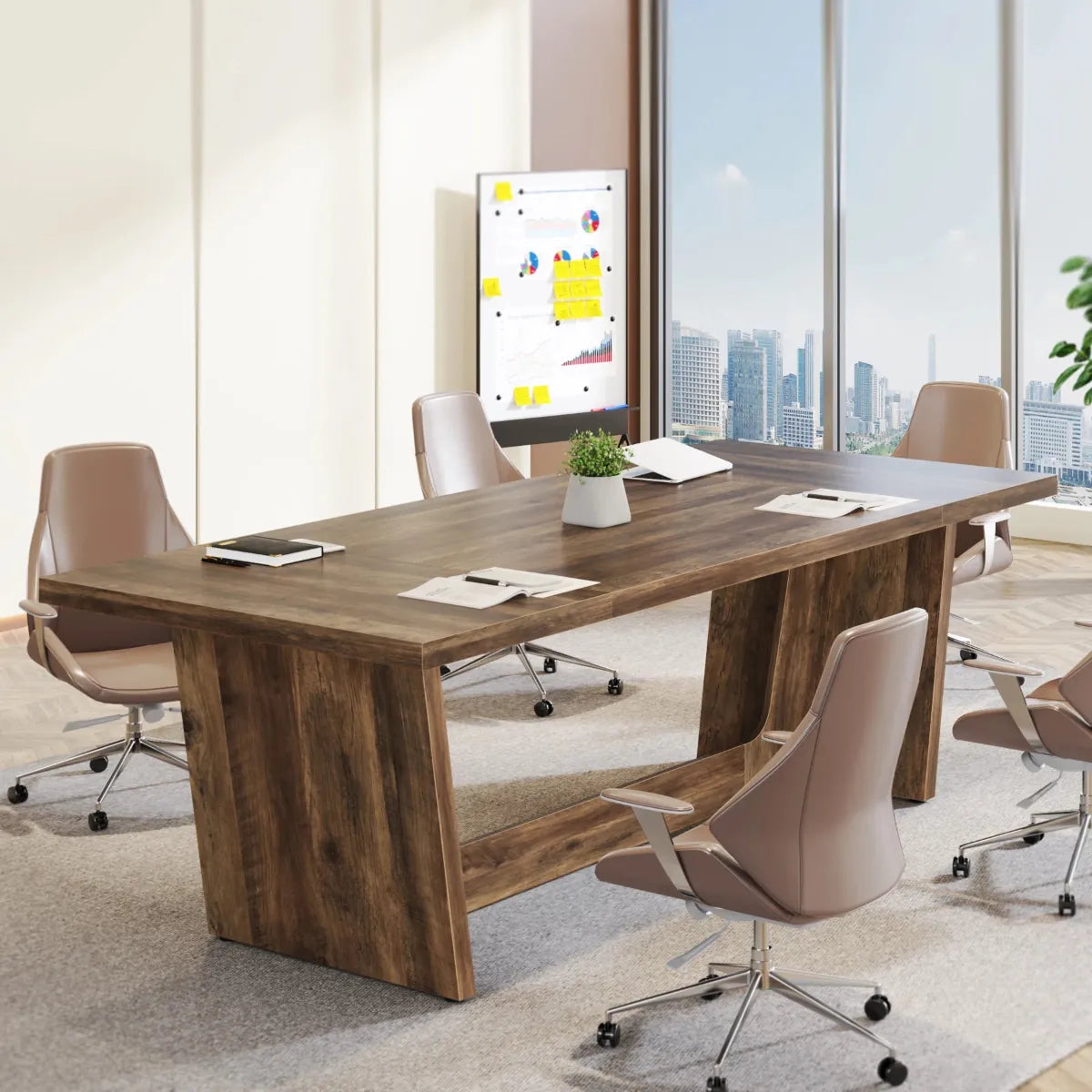 Bureau en bois Le Colosse dans une salle de conférence avec tableau blanc.