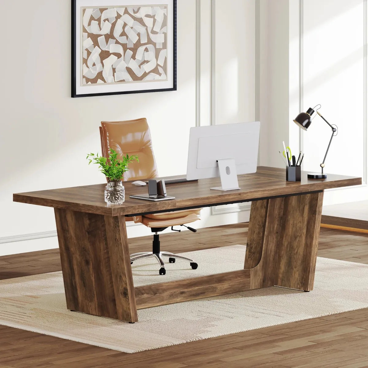 Bureau en bois Le Colosse aménagé pour le télétravail avec chaise en cuir.