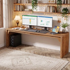 Grand bureau en bois Lignum Duo installé dans un espace de travail au décor cosy