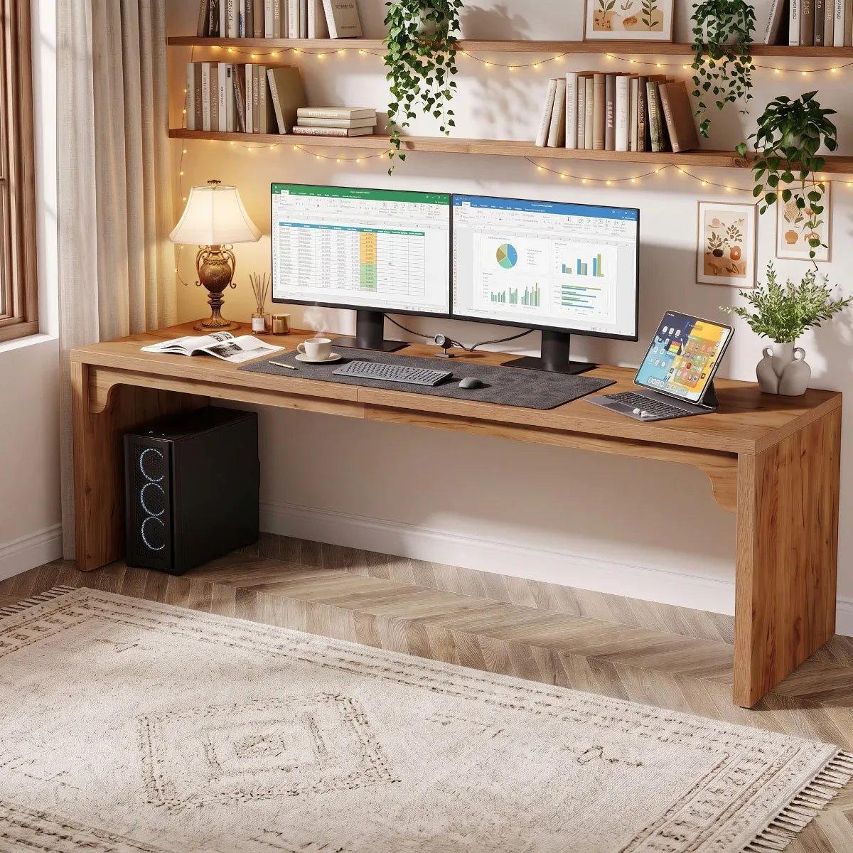 Grand bureau en bois Lignum Duo installé dans un espace de travail au décor cosy