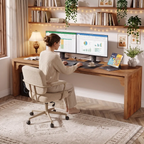 Utilisatrice travaillant sur le bureau en bois Lignum Duo avec configuration double écran